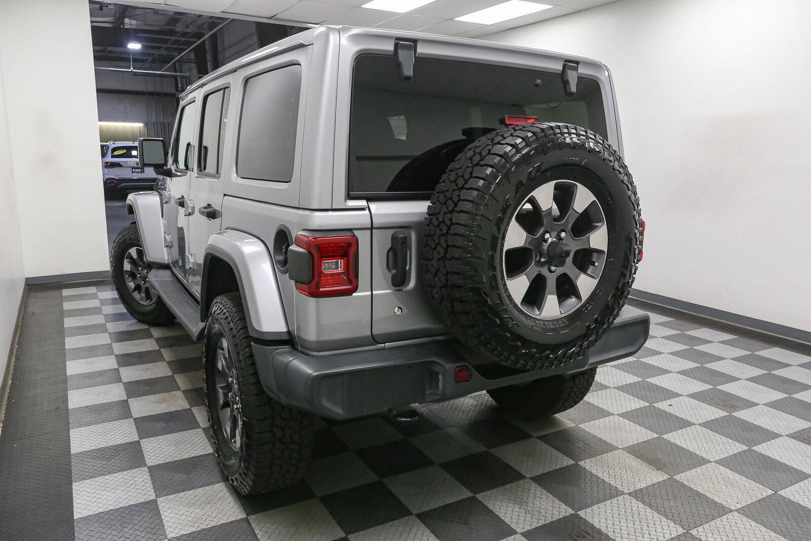 Used 2018 Jeep Wrangler Unlimited Sahara w/ Uconnect 4C Nav & Sound Group AWD/4WD image 9