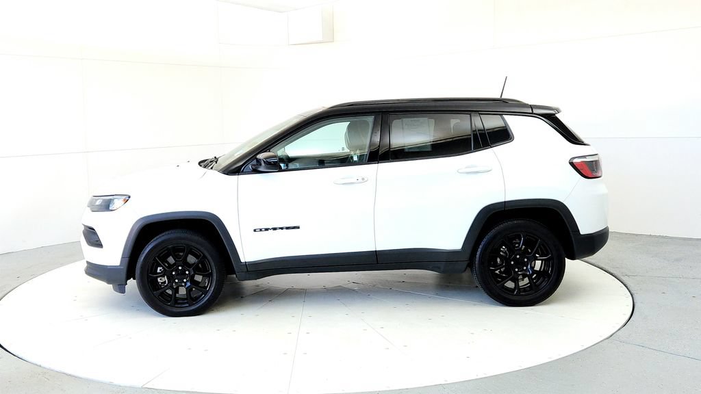 Used 2023 Jeep Compass Latitude w/ Sun and Sound Group AWD/4WD image 3