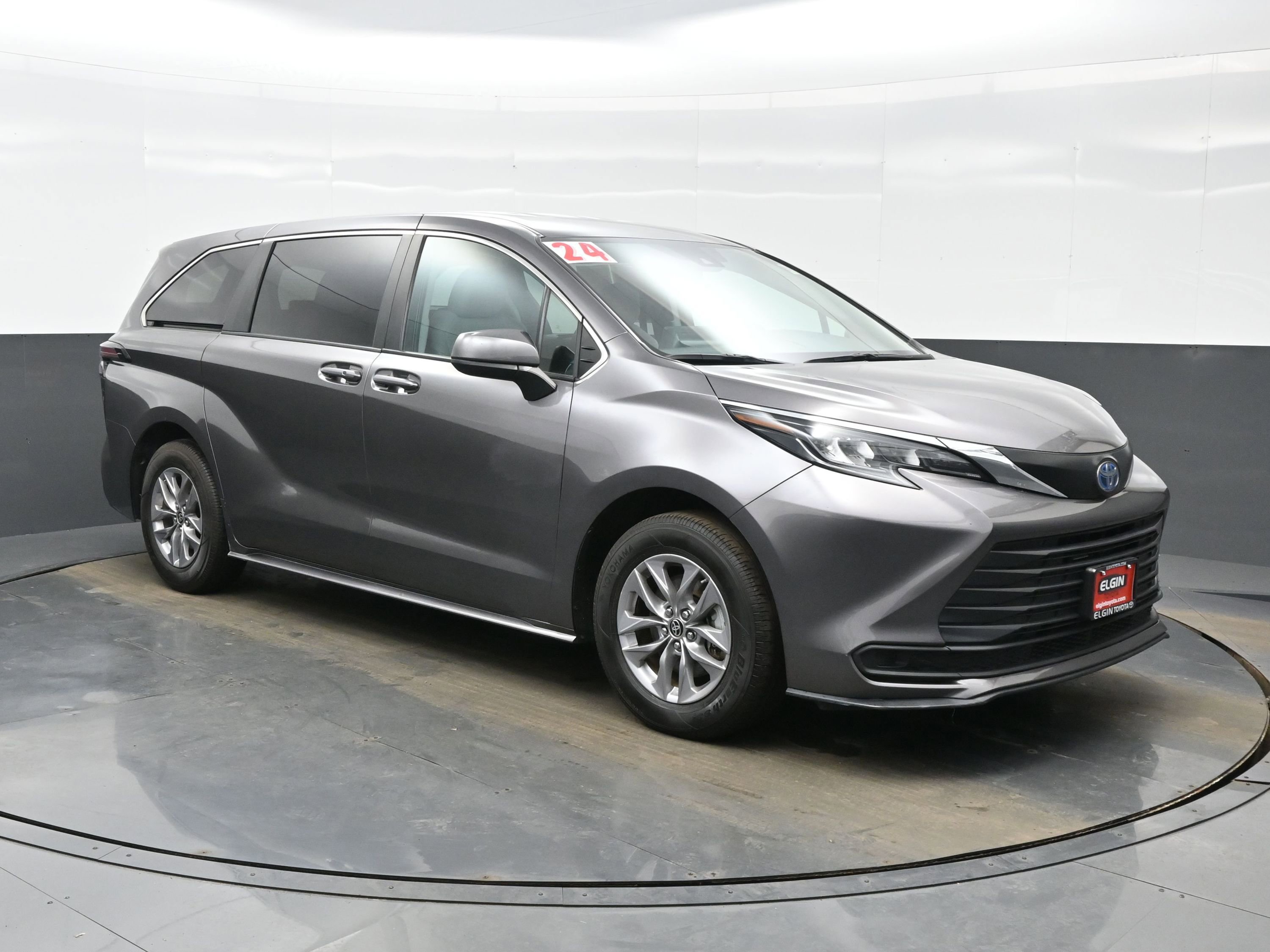 Used 2024 Toyota Sienna LE image 8