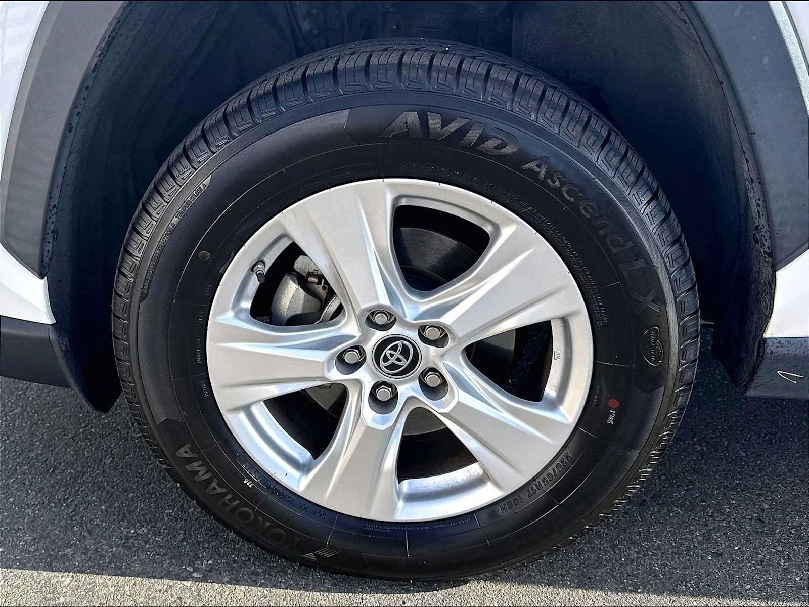 Used 2019 Toyota RAV4 XLE AWD/4WD image 11