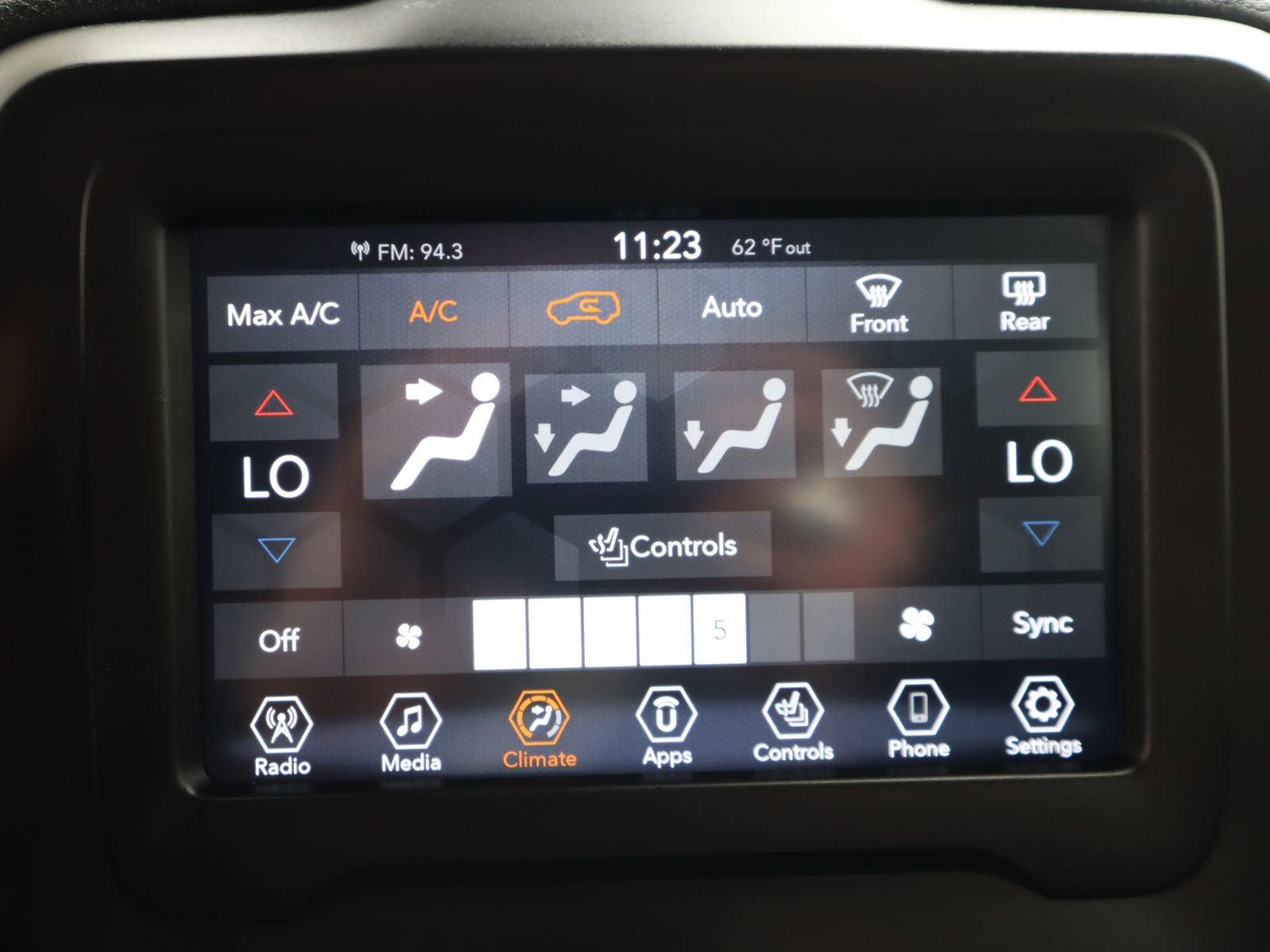 Used 2020 Jeep Renegade Latitude w/ Cold Weather Group image 44