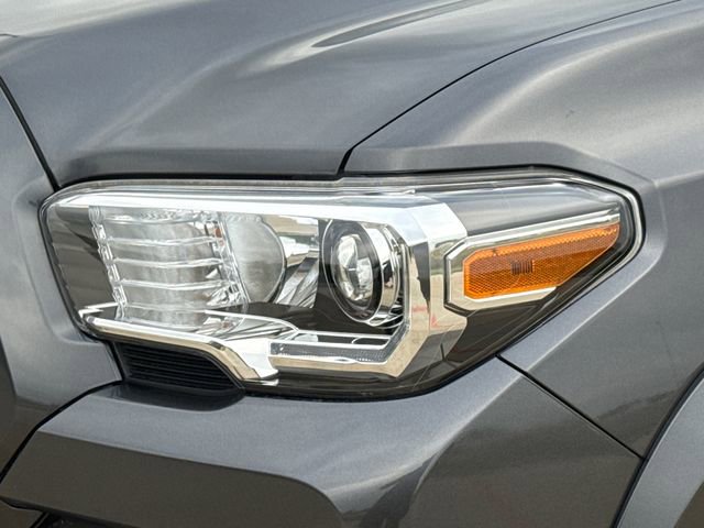 Used 2022 Toyota Tacoma TRD Sport w/ TRD Premium Sport Package AWD/4WD image 4