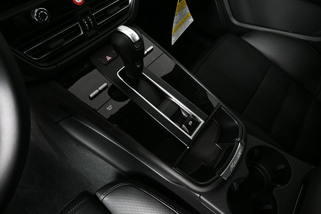 Certified 2026 Porsche Macan AWD/4WD image 18