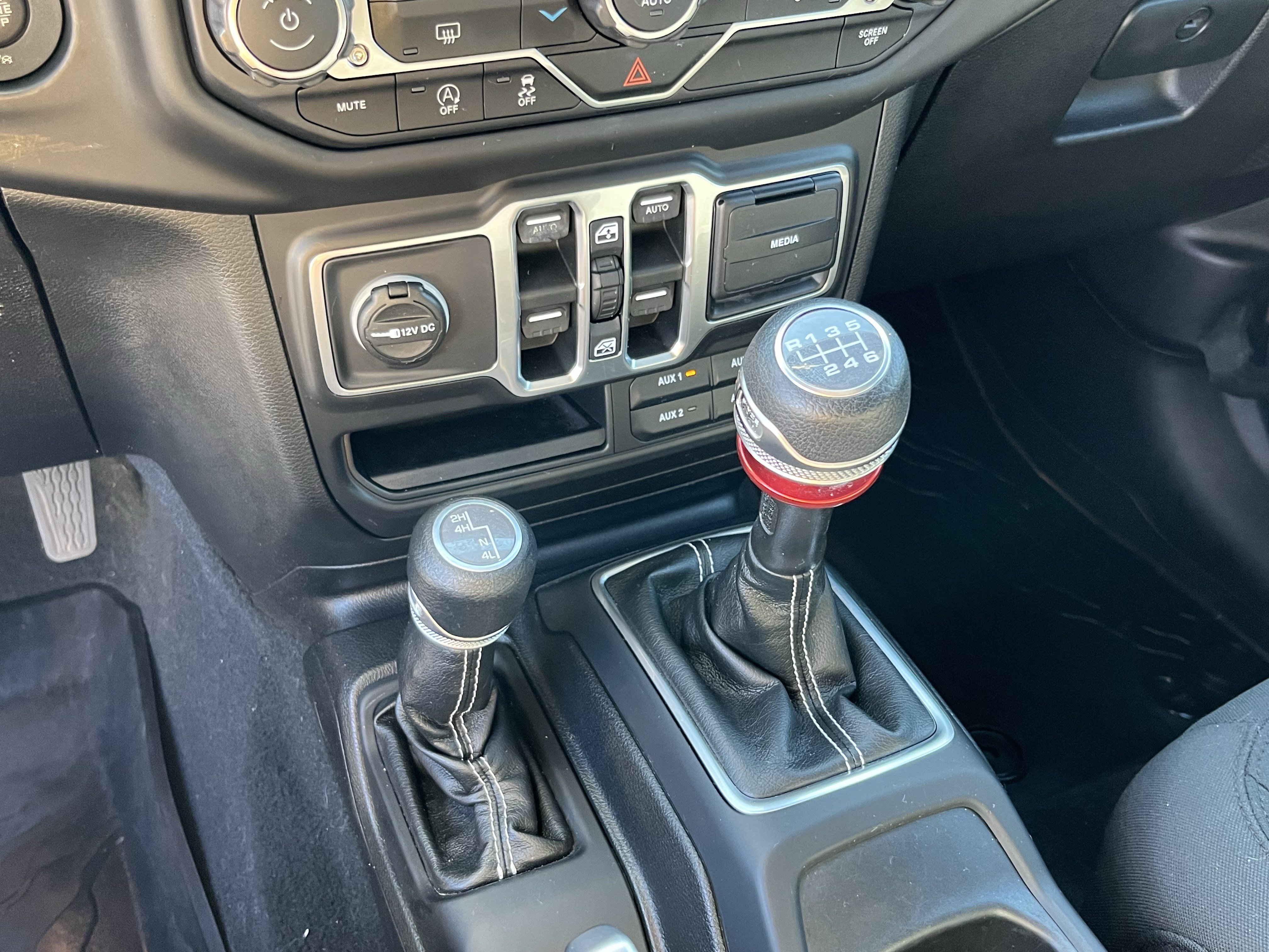 Used 2018 Jeep Wrangler Unlimited Sahara w/ LED Lighting Group AWD/4WD image 24