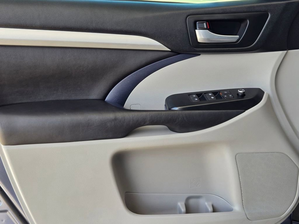 Used 2018 Toyota Highlander XLE FWD image 11