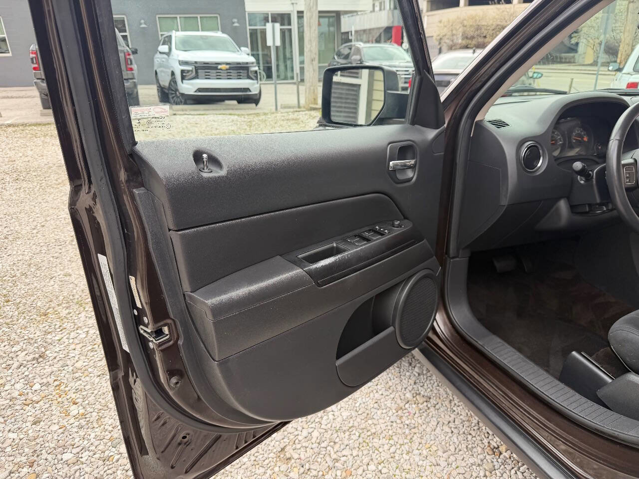 Used 2014 Jeep Patriot Latitude AWD/4WD image 12