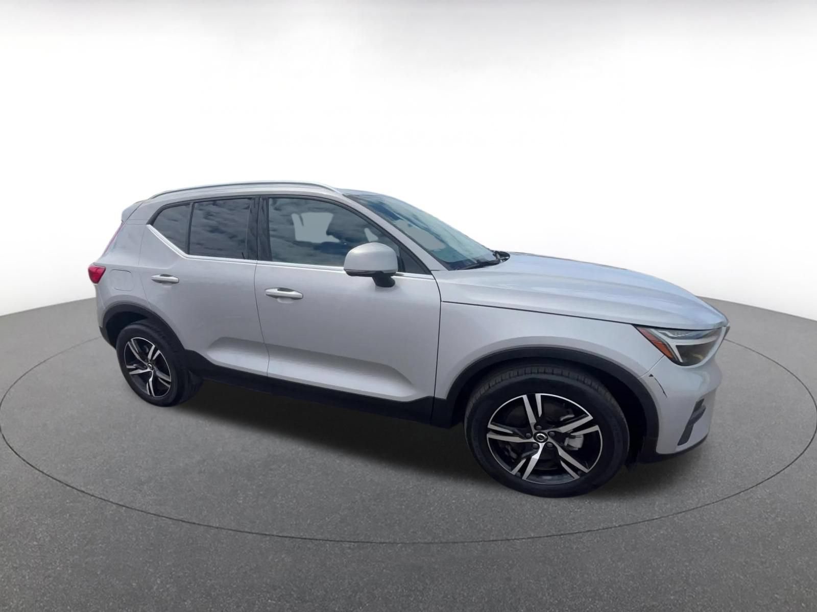 Used 2024 Volvo XC40 B5 Core AWD/4WD image 2