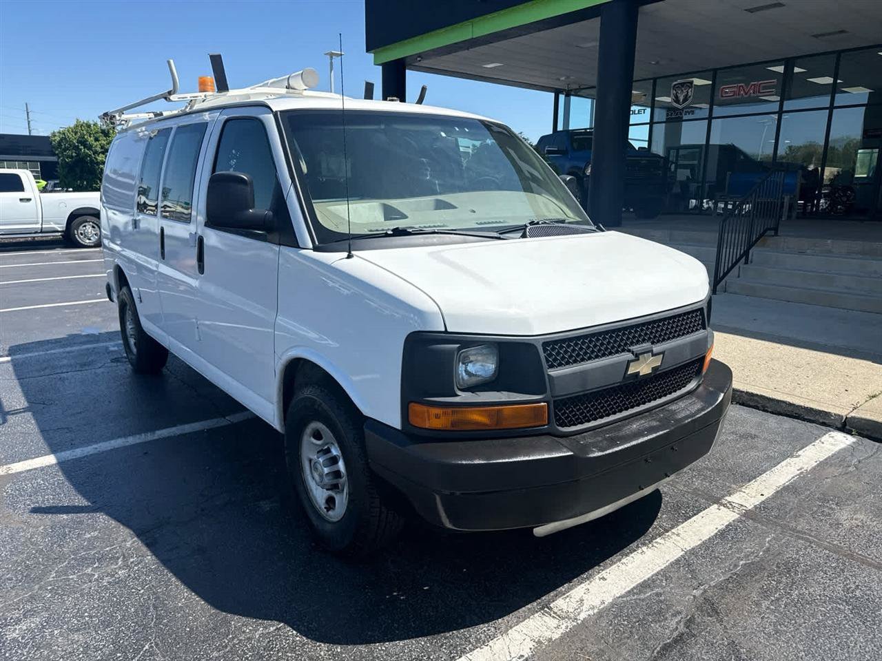 Used 2011 Chevrolet Express 2500 RWD image 2