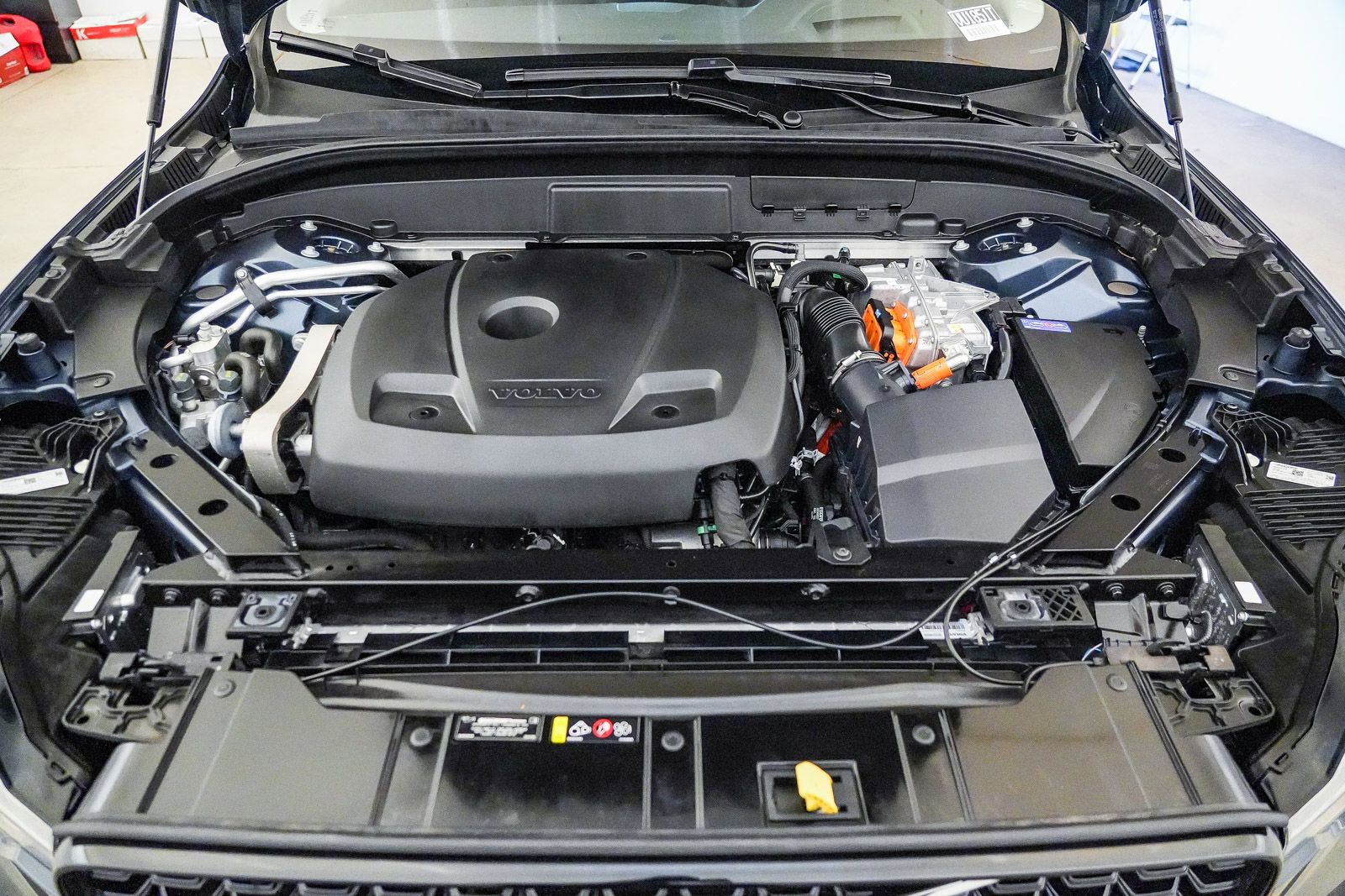 Certified 2023 Volvo XC60 T8 Ultimate w/ Protection Package Premier AWD/4WD image 29