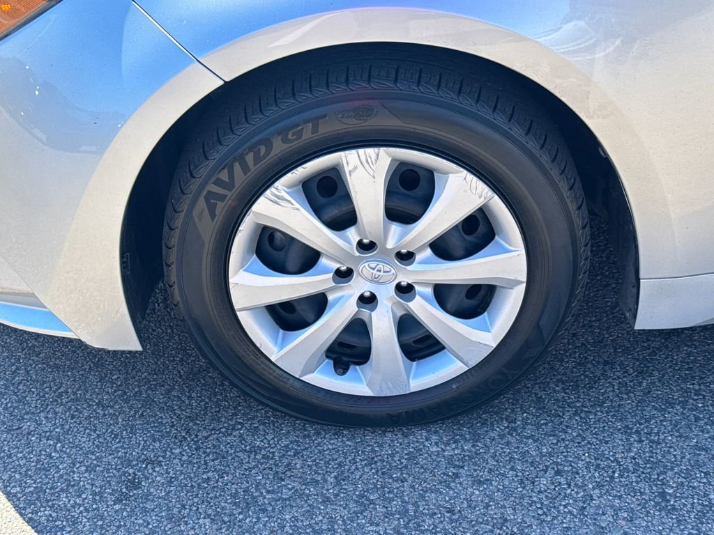 Used 2025 Toyota Corolla LE AWD/4WD image 40