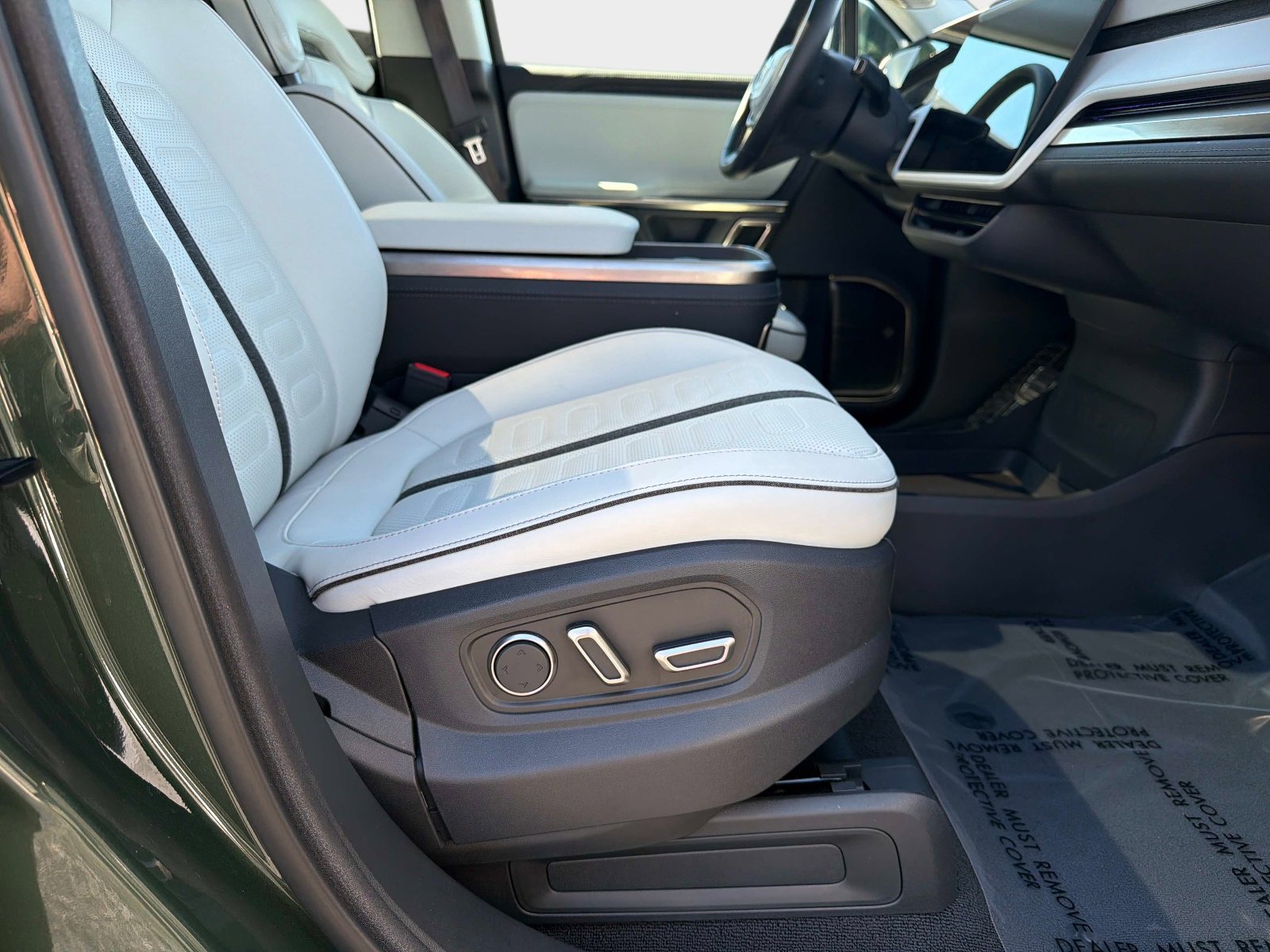 Used 2024 Rivian R1T Adventure image 25