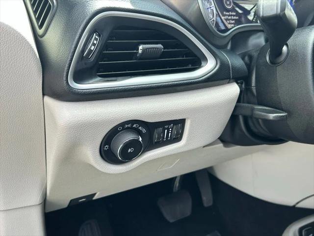 Certified 2020 Chrysler Pacifica Touring w/ Advanced Safetytec Group FWD image 18