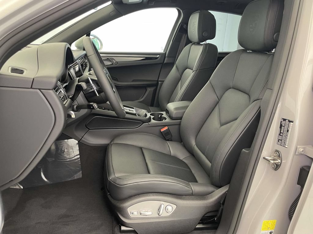 New 2026 Porsche Macan AWD/4WD image 5
