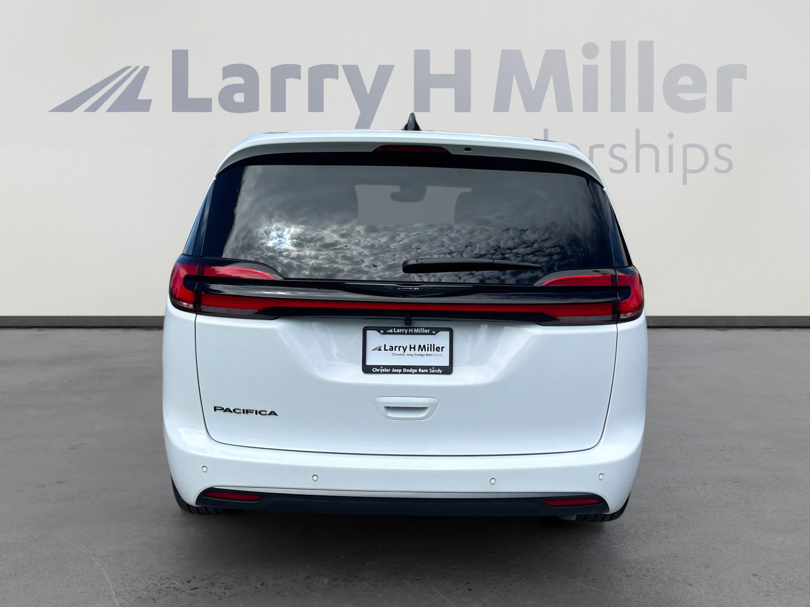 New 2026 Chrysler Pacifica Select image 4