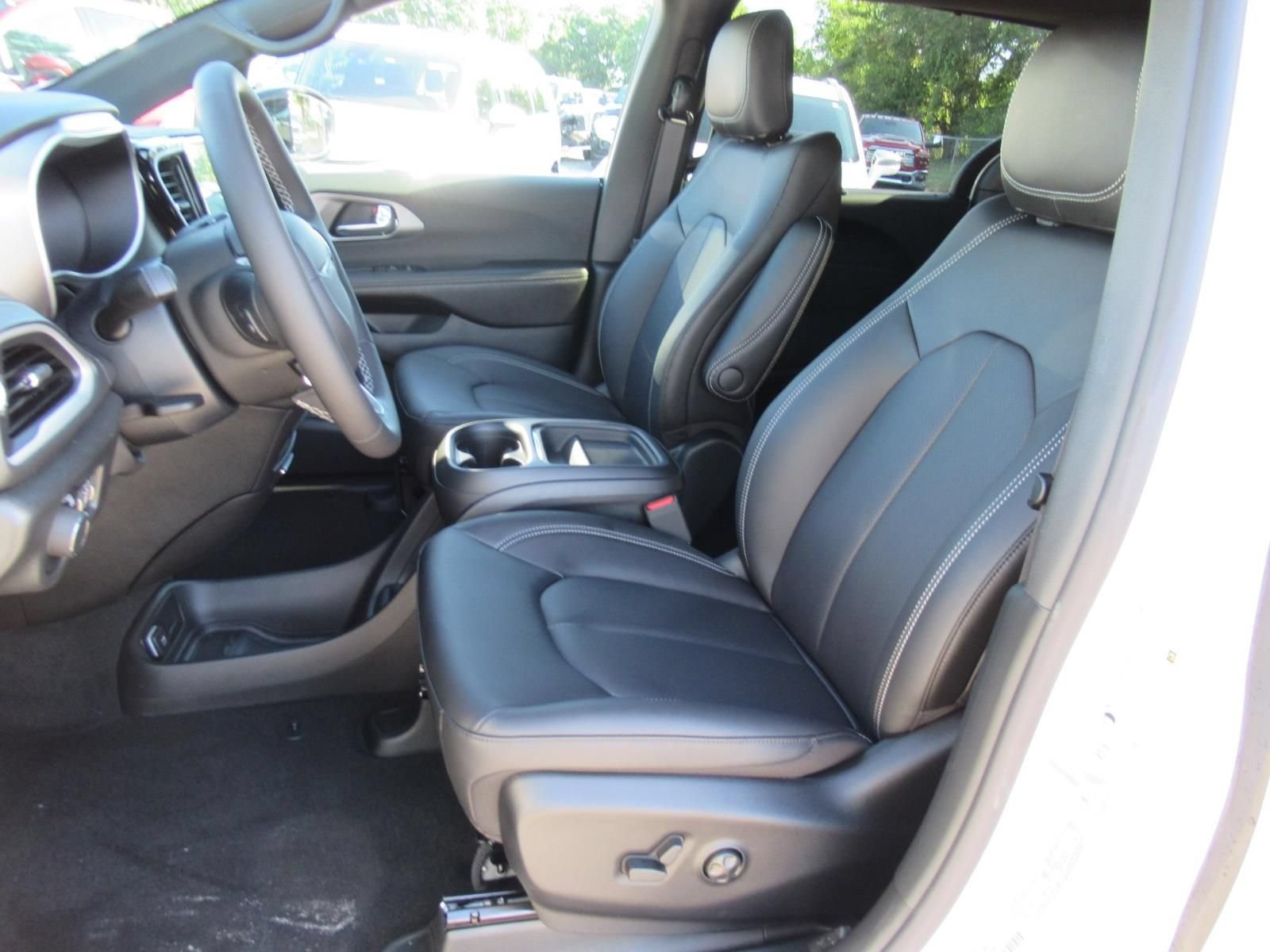 New 2027 Chrysler Pacifica Select FWD image 18