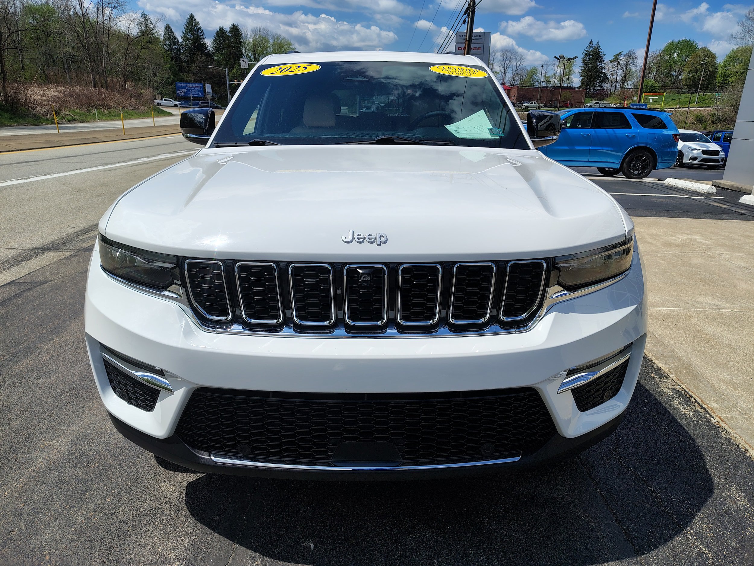 Certified 2025 Jeep Grand Cherokee Limited w/ Luxury Tech Group II AWD/4WD image 3