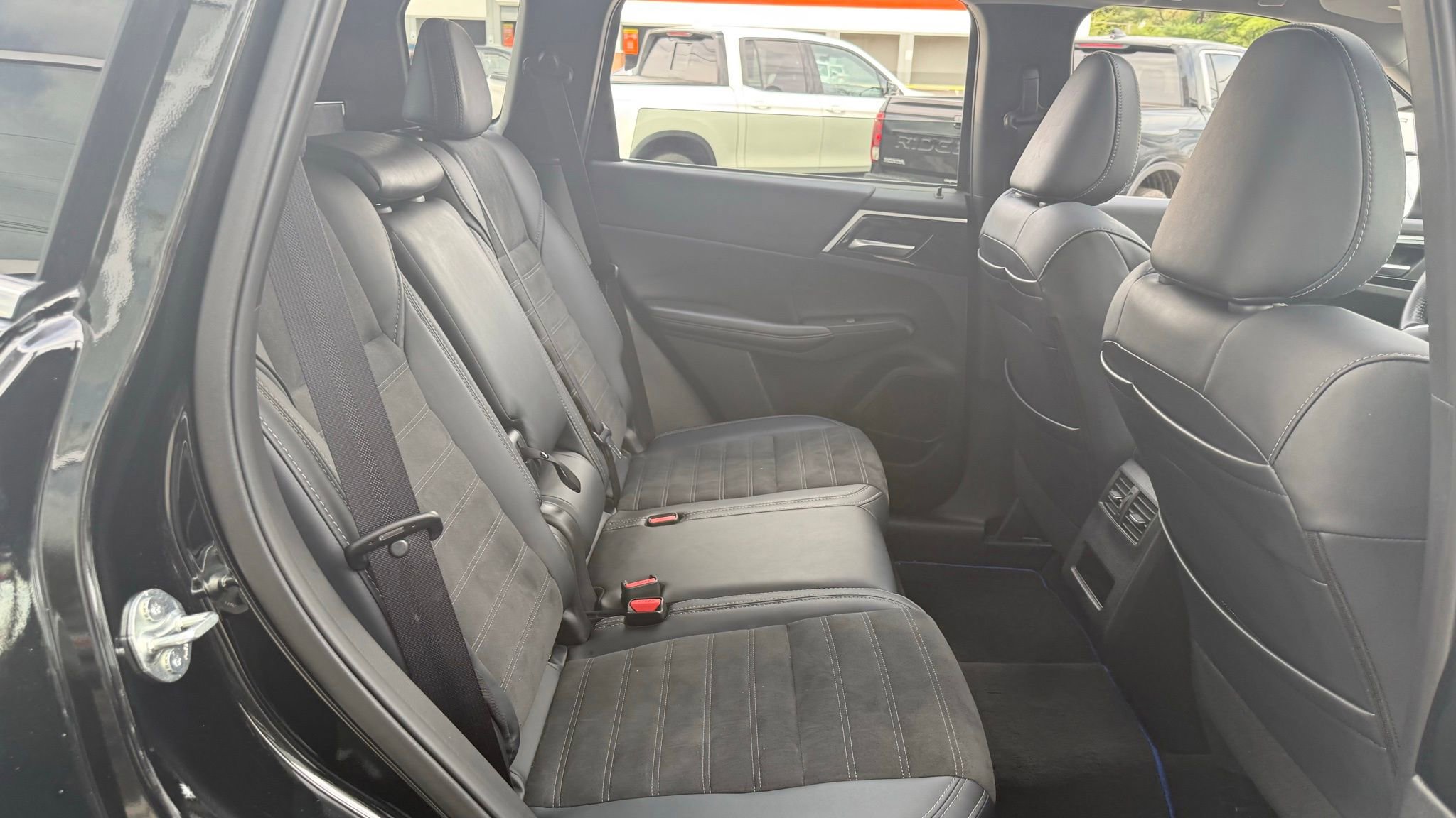 Used 2024 Mitsubishi Outlander SE image 27