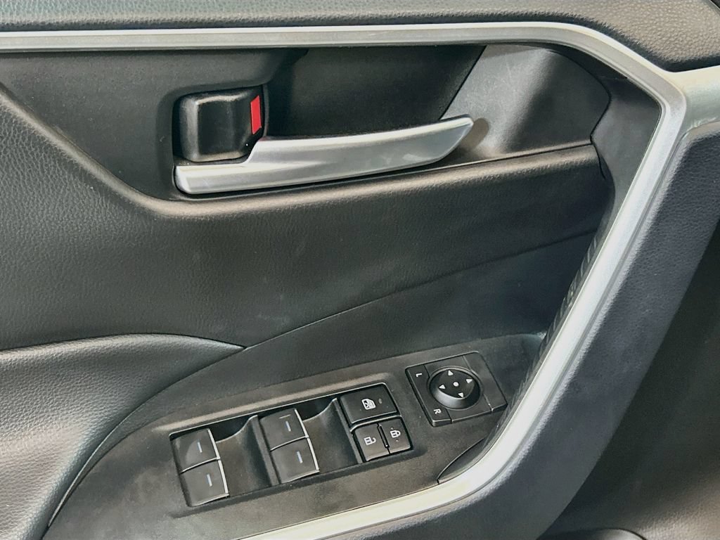 Used 2025 Toyota RAV4 XLE FWD image 16