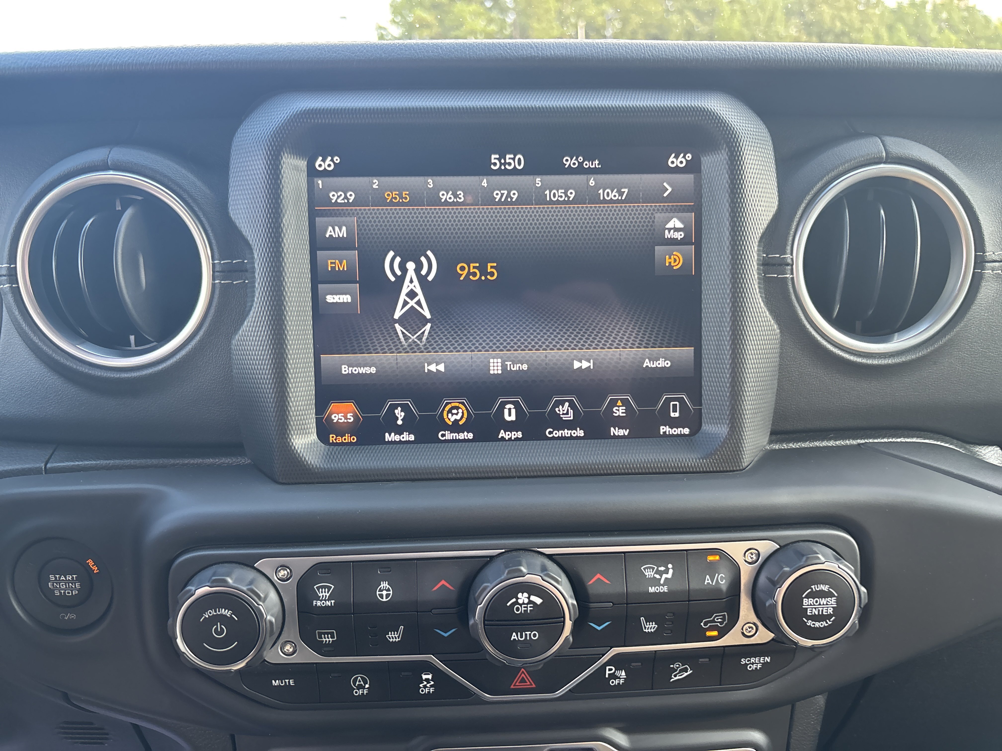 Used 2018 Jeep Wrangler Unlimited Sahara AWD/4WD image 19