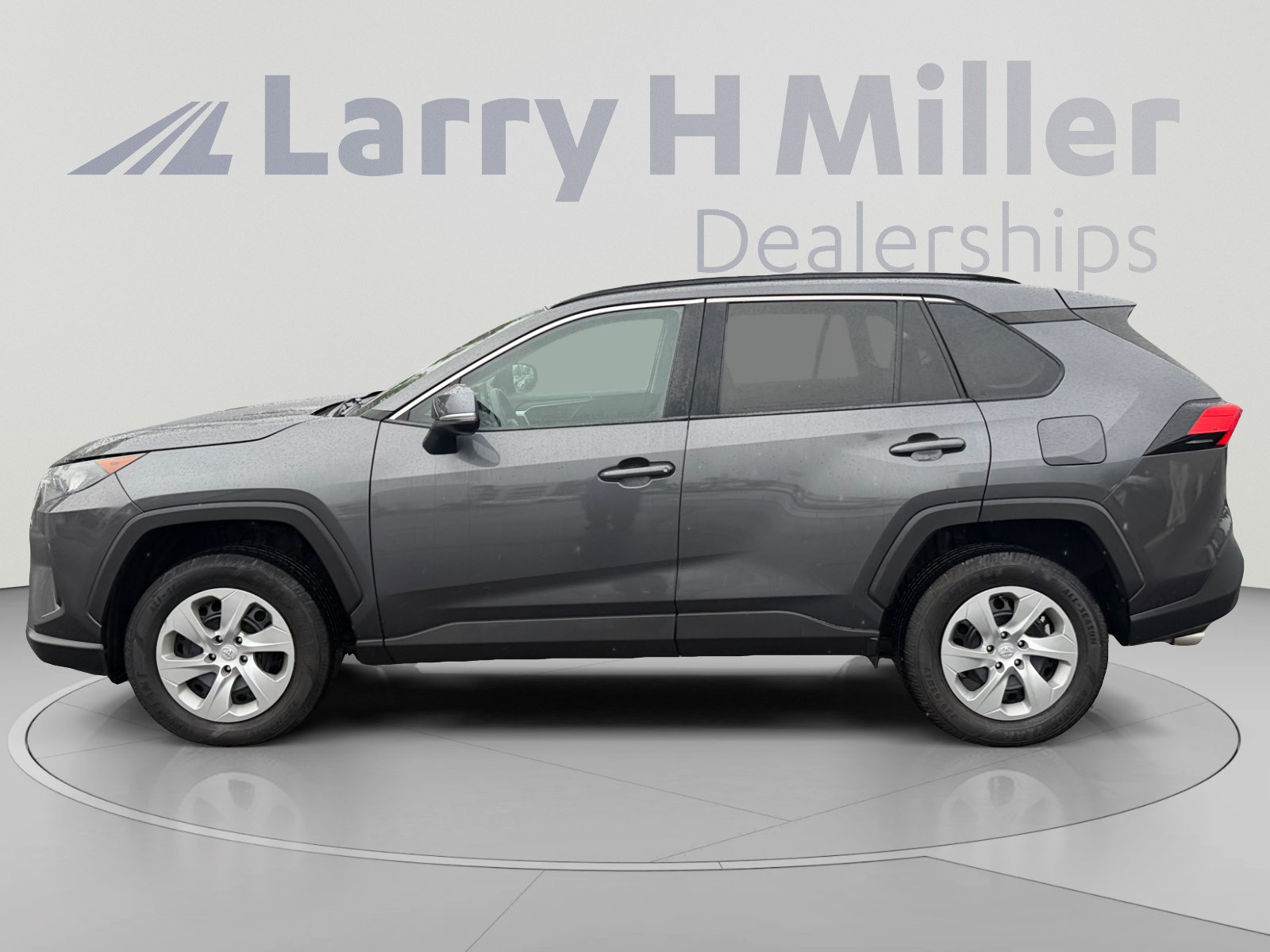 Used 2021 Toyota RAV4 LE AWD/4WD image 2
