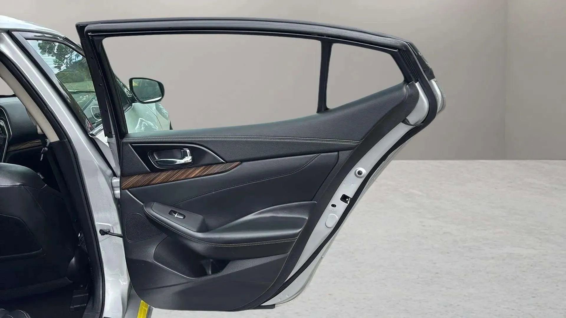 Used 2017 Nissan Maxima Platinum image 24