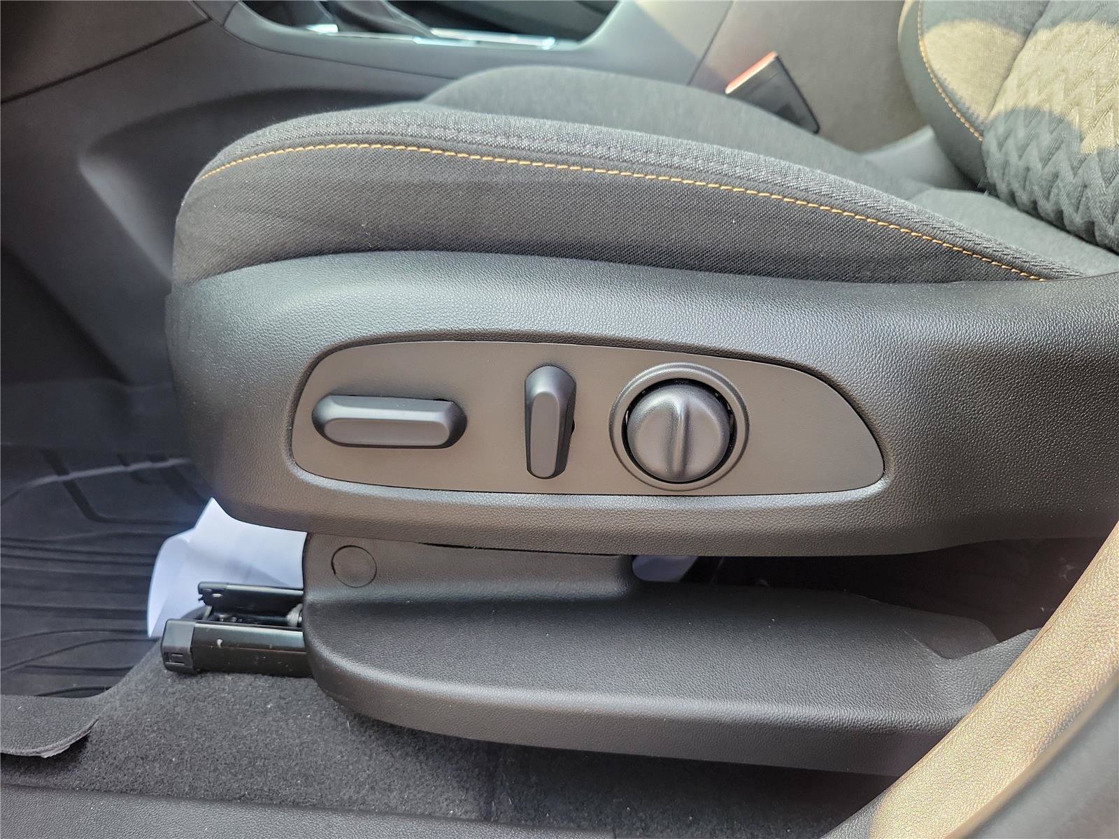 Used 2024 Chevrolet Equinox LT w/ LPO, Floor Liner Package FWD image 16