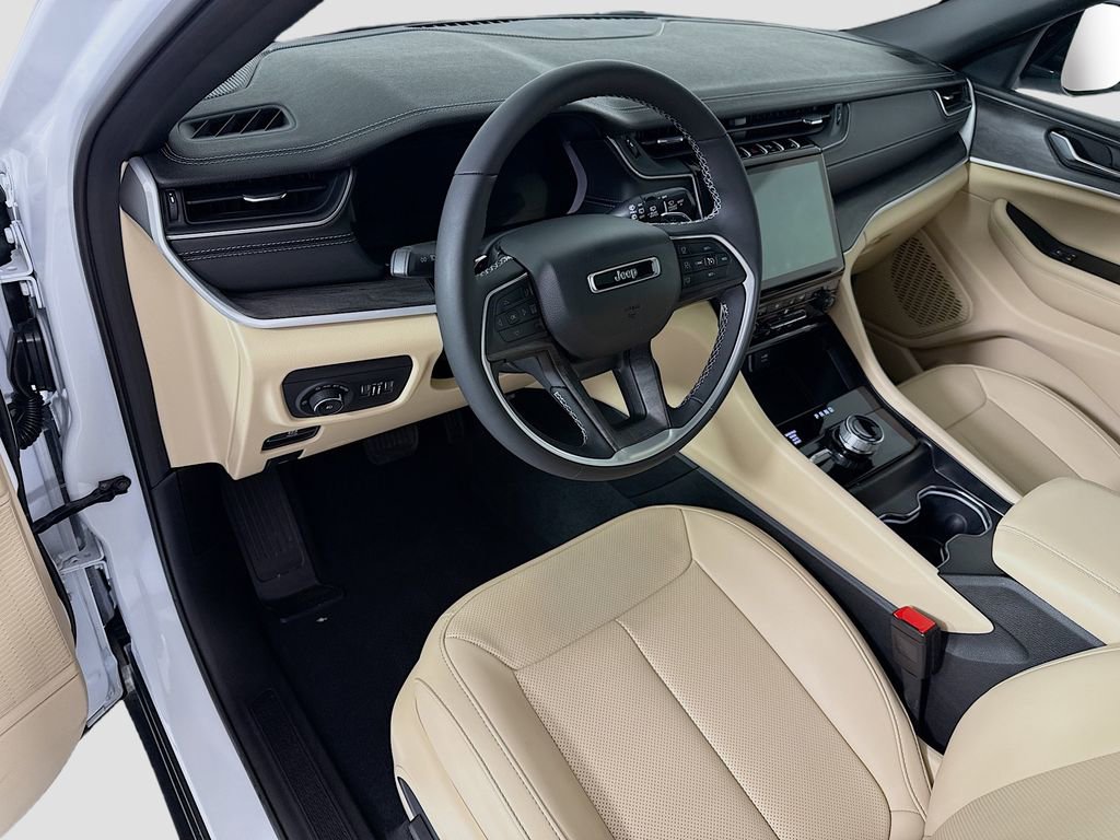 Used 2025 Jeep Grand Cherokee L Limited w/ Luxury Tech Group II AWD/4WD image 9
