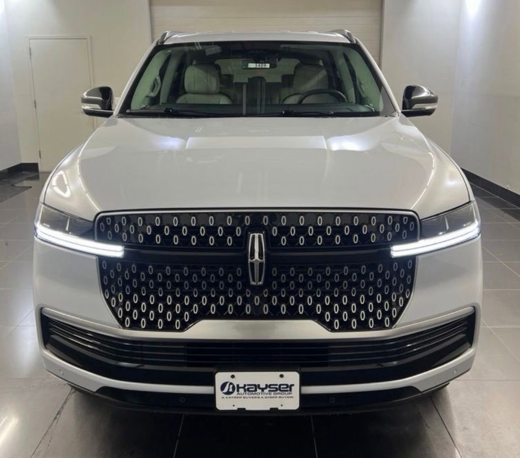 New 2026 Lincoln Navigator Premiere AWD/4WD image 2