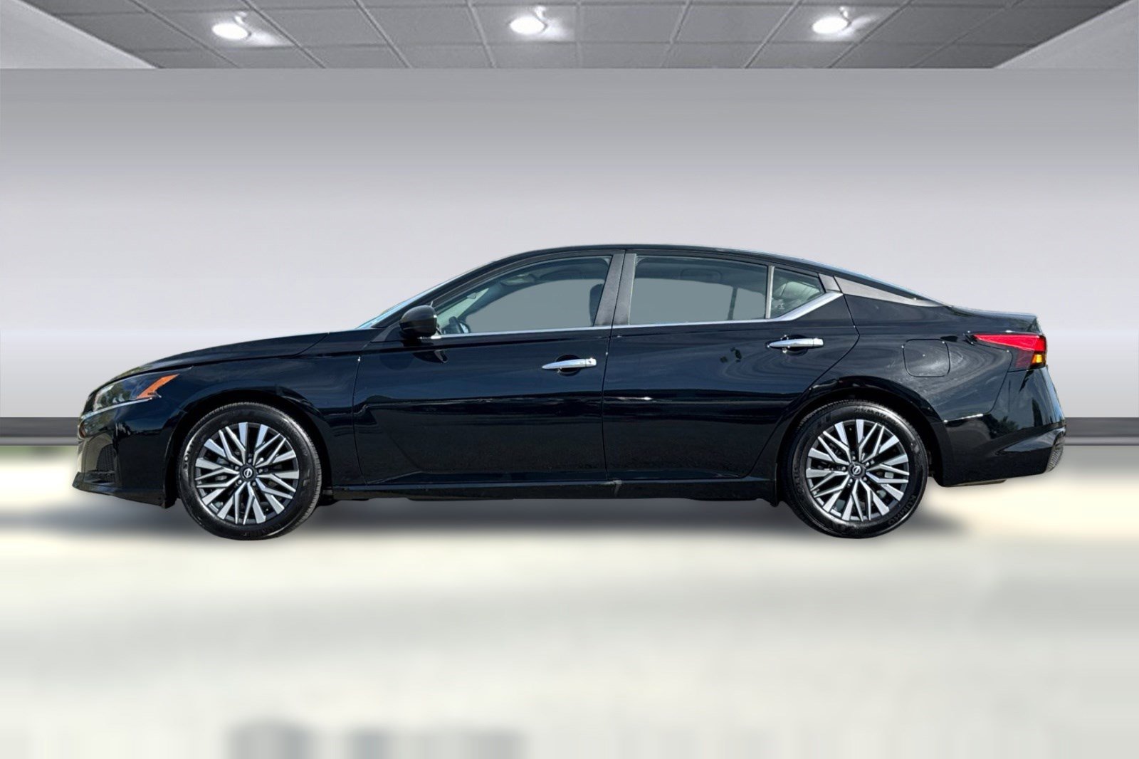 Used 2025 Nissan Altima 2.5 SV image 6