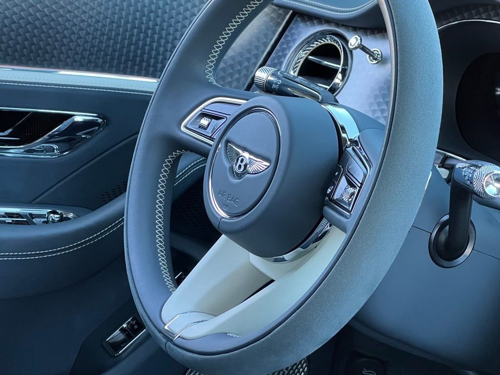 Used 2025 Bentley Flying Spur Plug-In Hybrid image 42