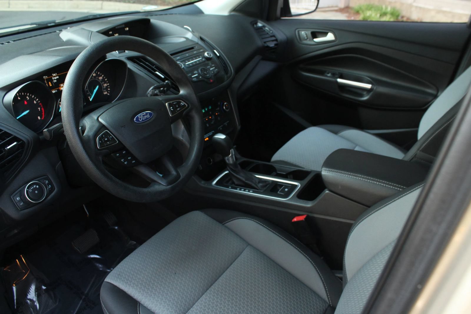Used 2017 Ford Escape SE w/ SE Cold Weather Package FWD image 13