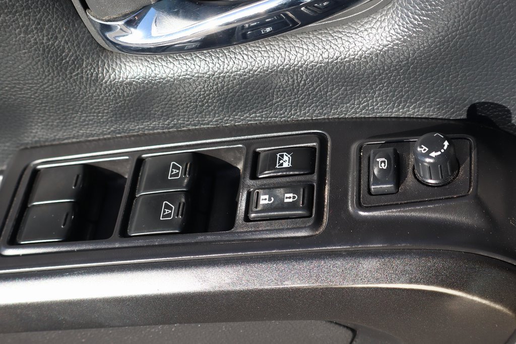 Used 2021 Nissan Titan PRO-4X w/ Pro-4x Convenience Package image 18