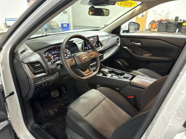 Certified 2025 Nissan Rogue SV image 5