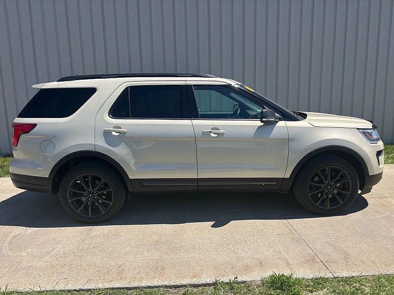 Used 2018 Ford Explorer XLT w/ Equipment Group 202A AWD/4WD image 2