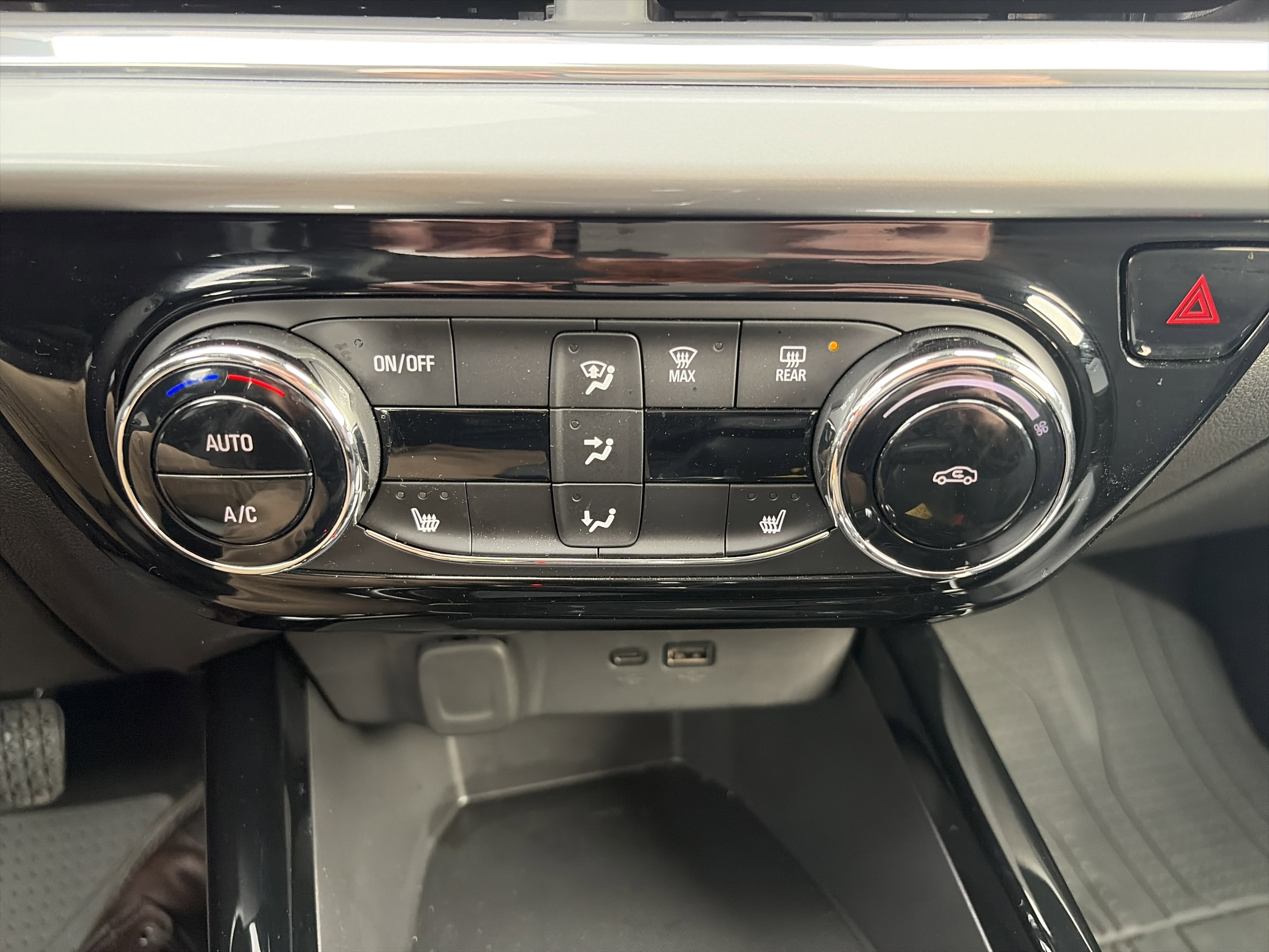 Used 2024 Chevrolet Trax LT w/ Driver Confidence Package image 27