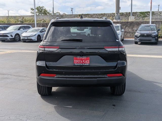 Used 2024 Jeep Grand Cherokee Altitude AWD/4WD image 9