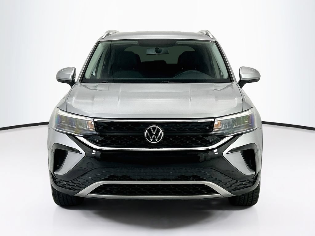 Used 2022 Volkswagen Taos SE FWD image 2