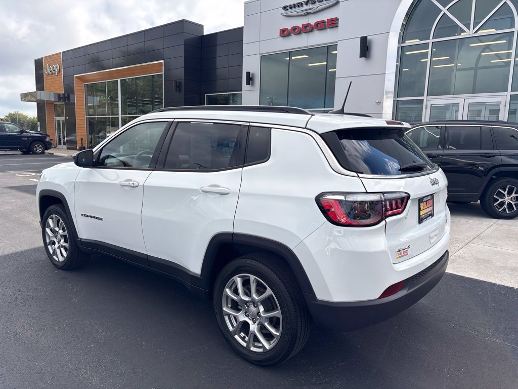 Used 2023 Jeep Compass Latitude w/ Sun and Sound Group AWD/4WD image 3