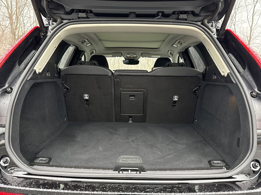 Used 2025 Volvo XC60 B5 Plus image 24