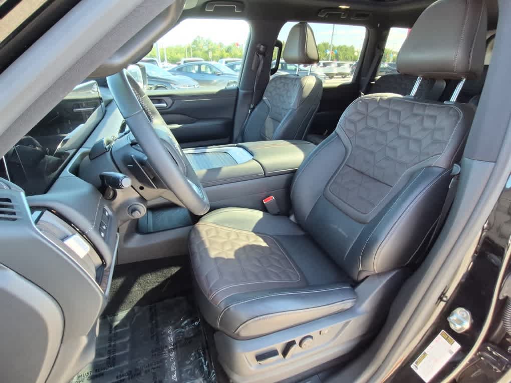 Used 2025 Nissan Armada Platinum Reserve AWD/4WD image 12