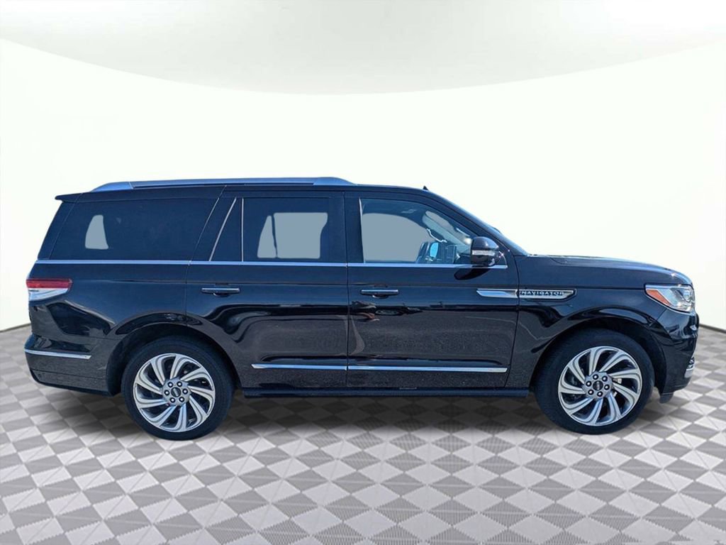 Used 2022 Lincoln Navigator Reserve image 2