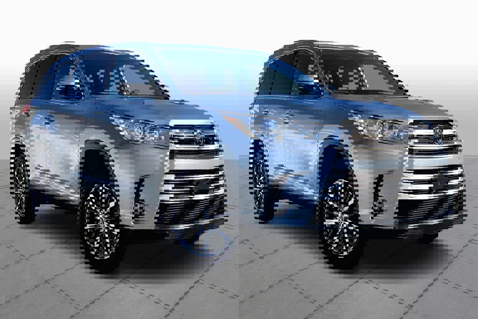 Used 2019 Toyota Highlander XLE w/ Carpet Mat Package (TMS) image 3