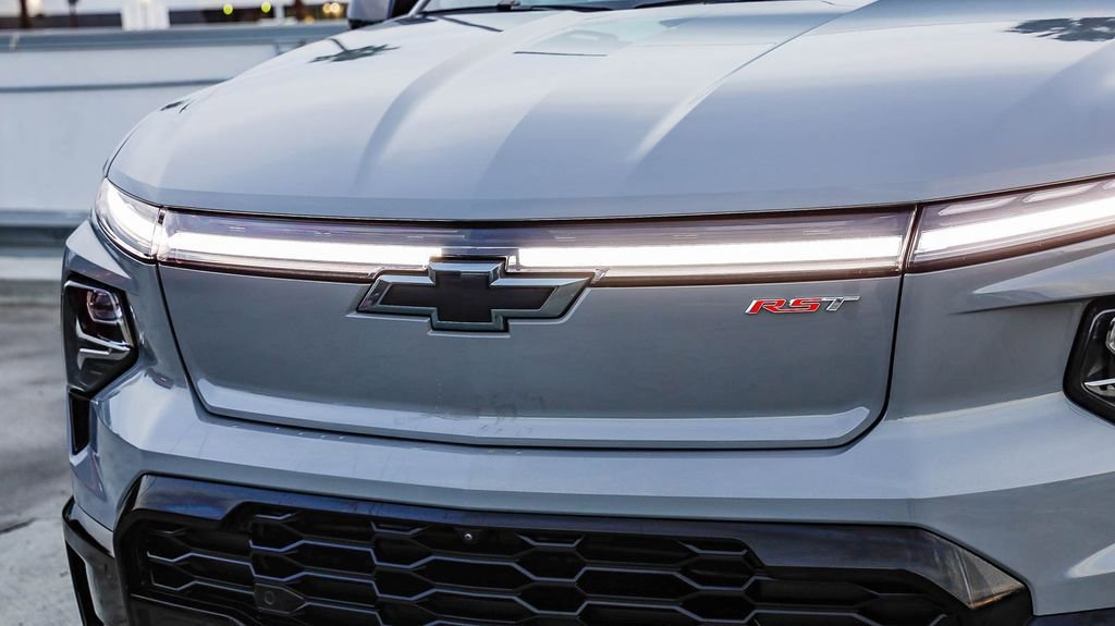 Used 2025 Chevrolet Silverado EV RST AWD/4WD image 6