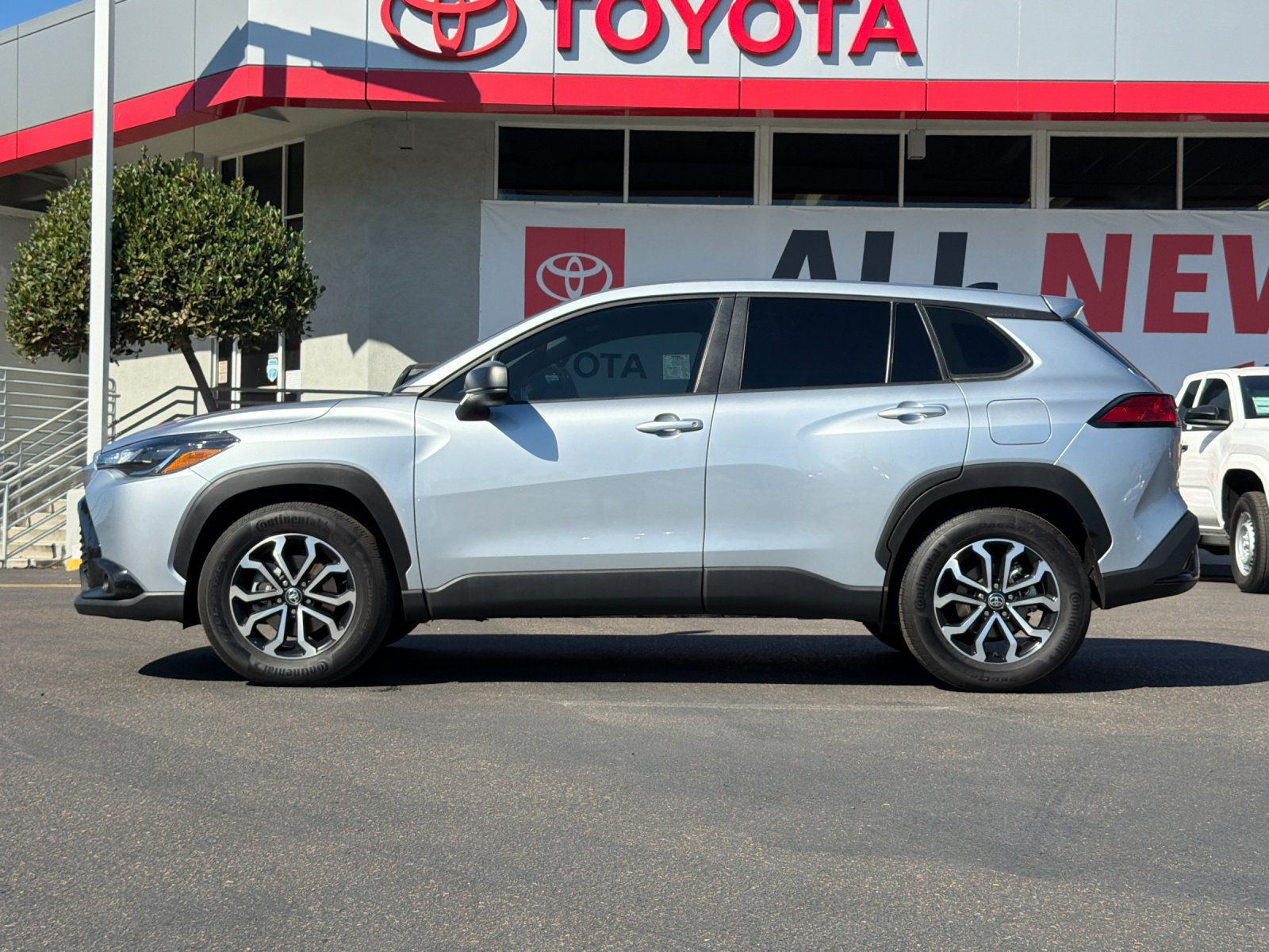 Used 2025 Toyota Corolla Cross AWD Hybrid image 2
