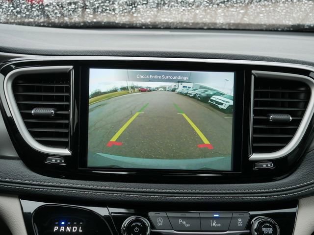 Used 2023 Chrysler Pacifica Touring-L image 30