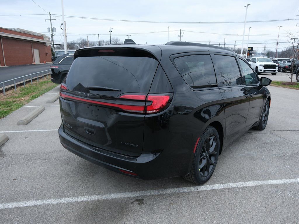 New 2026 Chrysler Pacifica Limited w/ S Appearance Package image 9