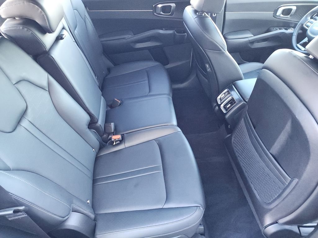 Used 2025 Kia Sorento S image 21