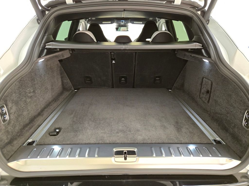 New 2026 Aston Martin DBX S image 22