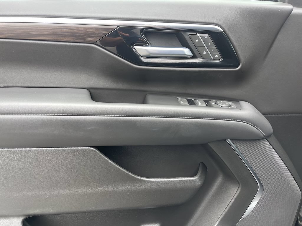 Used 2025 Chevrolet Suburban Z71 AWD/4WD image 10