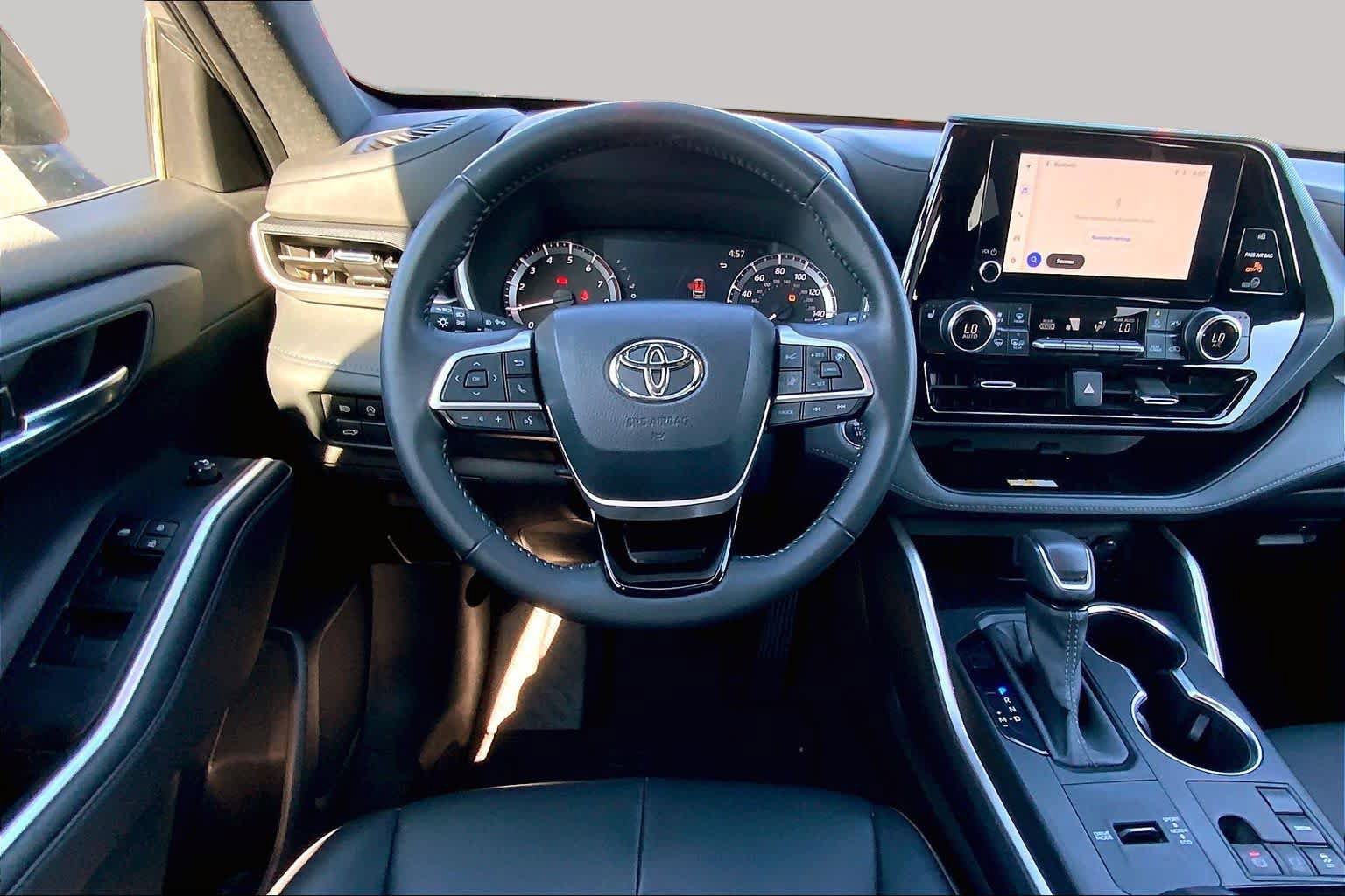 Used 2023 Toyota Highlander XSE FWD image 6